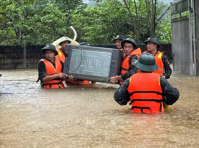 Sous l’effet du typhon n°11, de fortes pluies se sont abattues sur la province de Bac Ninh, provoquant des inondations, notamment dans plusieurs communes telles que Bo Ha, Dong Ky, Tam Tien et Yen The. Certaines familles se sont retrouvées isolées par les eaux de crue. Face à cette situation, le Commandement militaire provincial, en coordination avec la Brigade 409 (Région militaire 1), la Police provinciale ainsi que les forces de police locales, a mobilisé des centaines de cadres, de soldats et de miliciens afin d’aider la population à évacuer les personnes et les biens vers des zones sûres.Photo: VNA