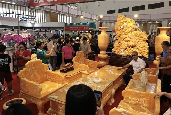 Un ensemble de tables et de chaises entièrement façonné en pierres précieuses. Photo: Trân Viêt/VNA