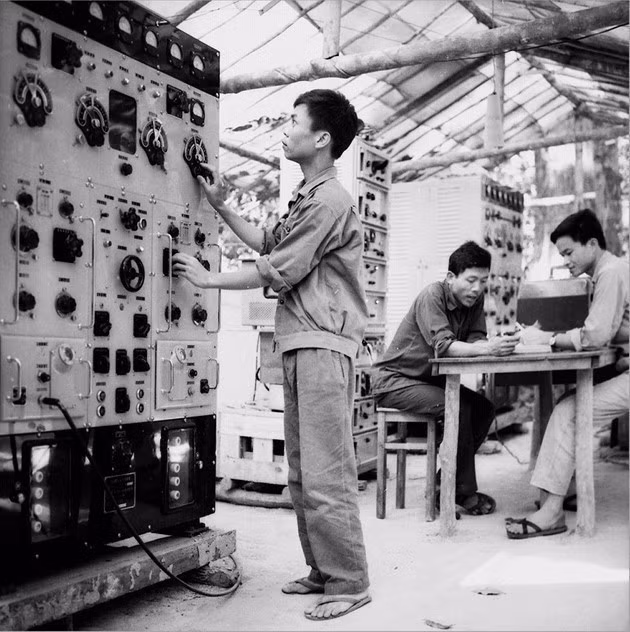 Un technicien de l’Agence de presse de libération manœuvre une machine Teletype. Pendant plus de 15 ans de création et de développement sous les bombardements ennemis (1960–1975), l’Agence de presse de libération a dû évacuer à plusieurs reprises son siège principal, tout en maintenant le "flux vital" de l’information. Photo : Archives de l'Agence de presse de libération