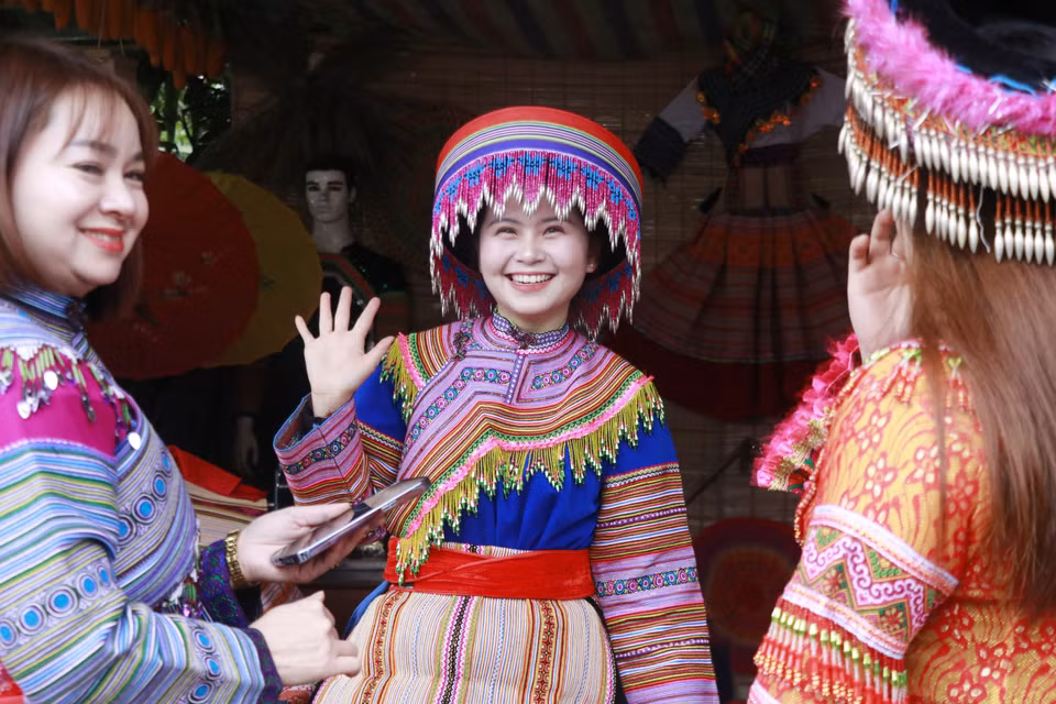 Les touristes apprécient de s'immerger dans la culture Mông en revêtant leurs costumes traditionnels aux couleurs vives et aux motifs élaborés. Photo : VNA