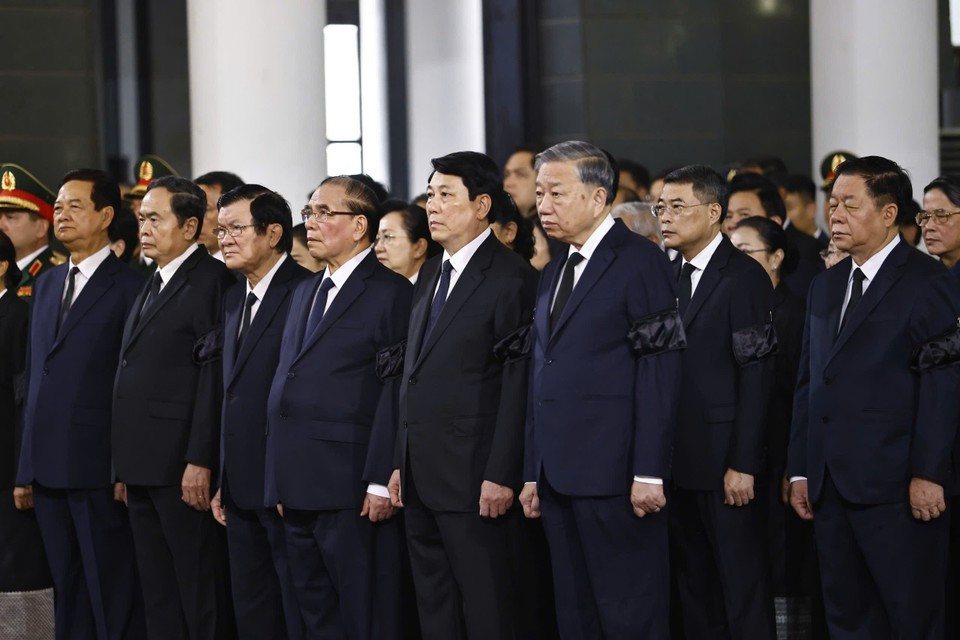 Le secrétaire général du Parti To Lam, les dirigeants actuels et anciens du Parti, de l'État assistent à la cérémonie de commémoration de l'ancien président Tran Duc Luong. Photo: VNA