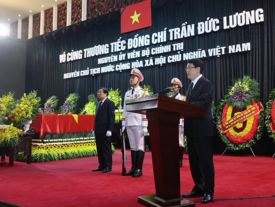 Luong Cuong, membre du Bureau politique, président de l'État, et chef du Comité funéraire lit l'éloge funèbre. Photo: VNA