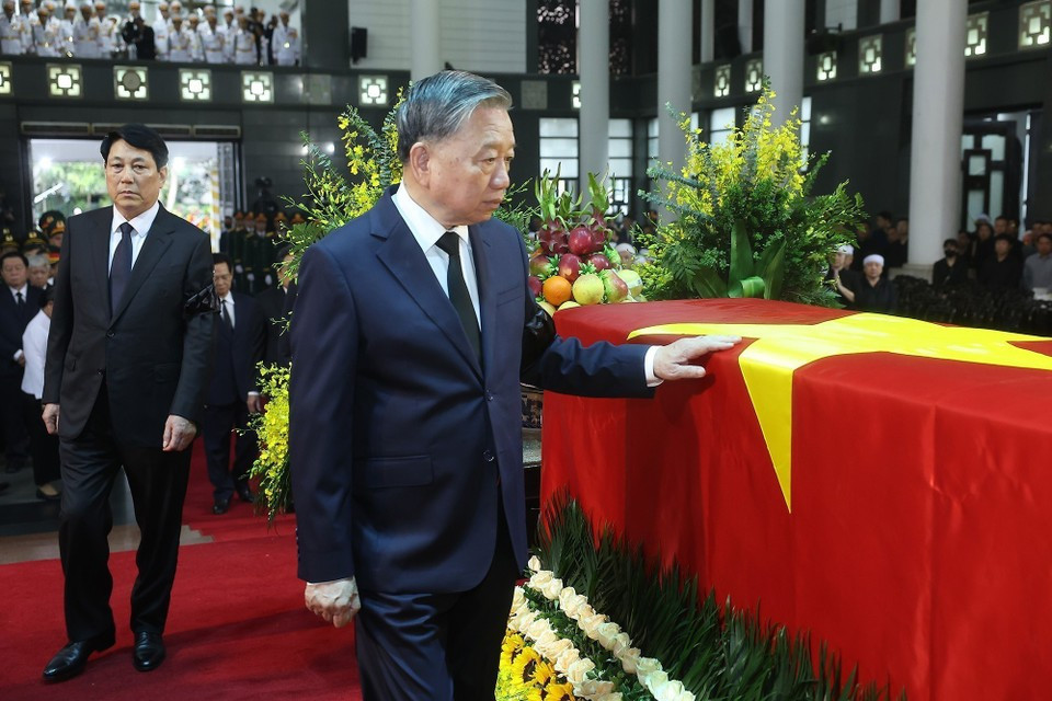 Le secrétaire général du Parti To Lam et le président Luong Cuong font un dernier tour autour du cercueil pour faire leurs adieux à l’ancien président Tran Duc Luong. Photo: VNA