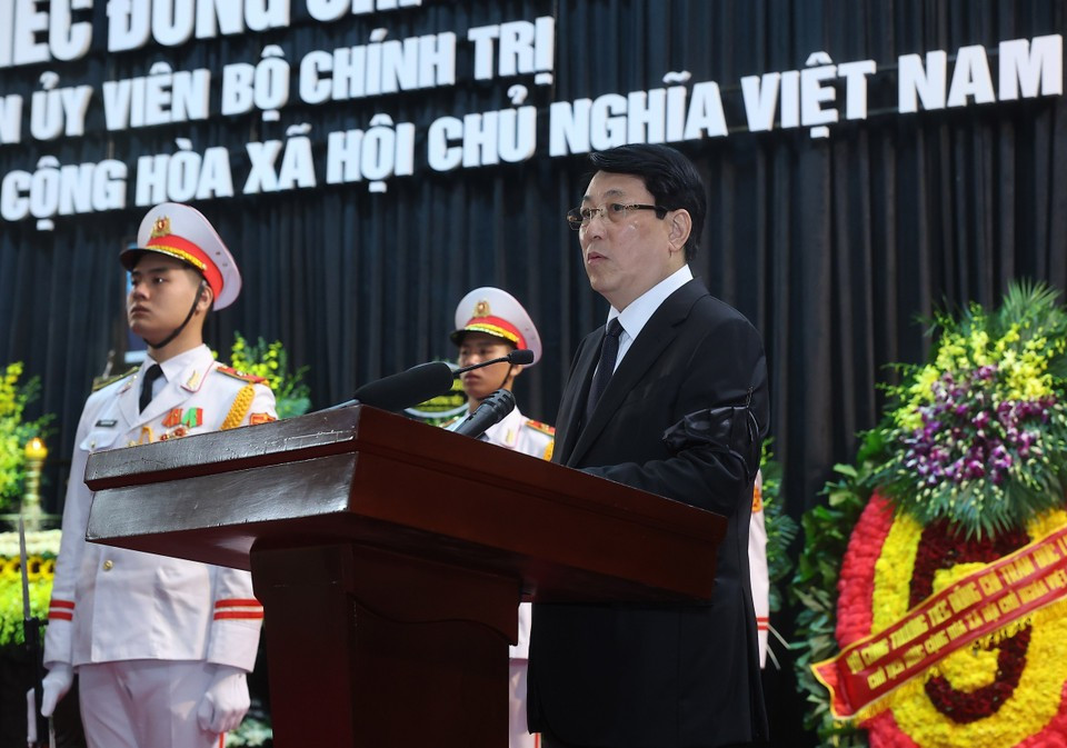 Luong Cuong, membre du Bureau politique, président de l'État, et chef du Comité funéraire lit l'éloge funèbre. Photo: VNA