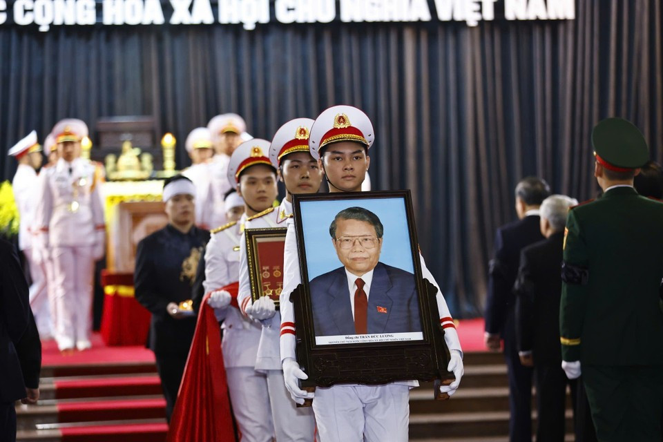 La procession du portrait du président Tran Duc Luong marque le début du cortège funèbre. Photo: VNA