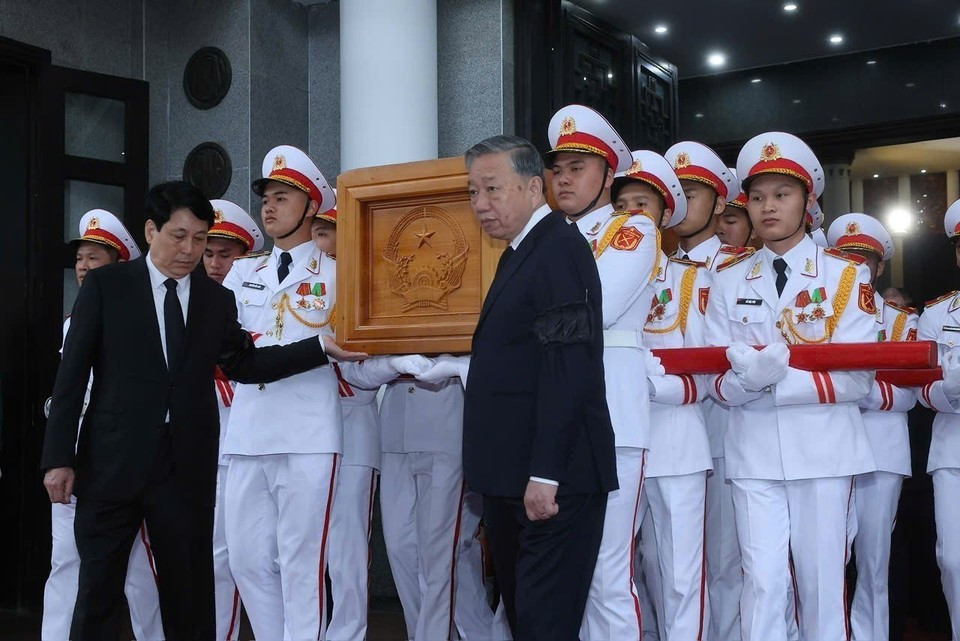 Le secrétaire général du Parti To Lam et le président Luong Cuong transfèrent le cercueil de l'ancien président Tran Duc Luong. Photo: VNA