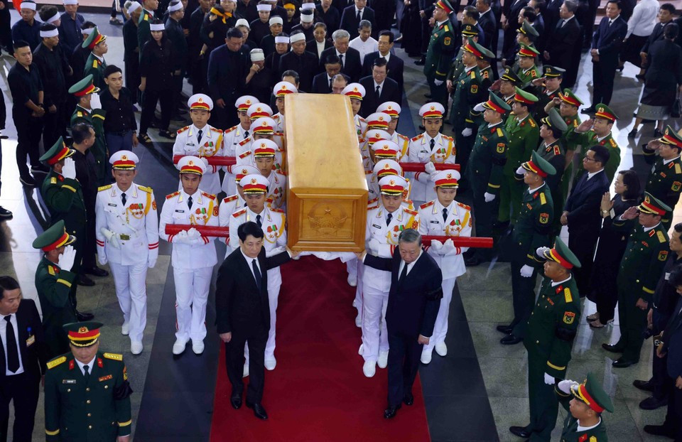 Le transfert du cercueil de l'ancien président Tran Duc Luong. Photo: VNA