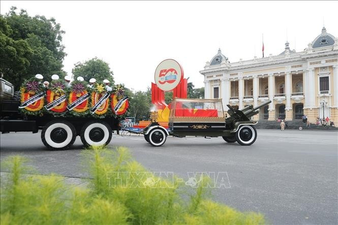 Le convoi funéraire transportant le cerceuil de l'ancien président Tran Duc Luong traverse la place de la Révolution d'Août. Photo: VNA