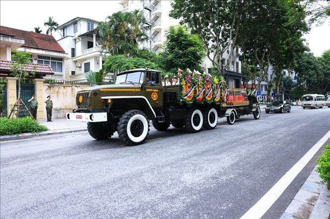Le convoi funéraire transportant le cerceuil de l'ancien président Tran Duc Luong, traverse les rues de Hanoï. Photo: VNA
