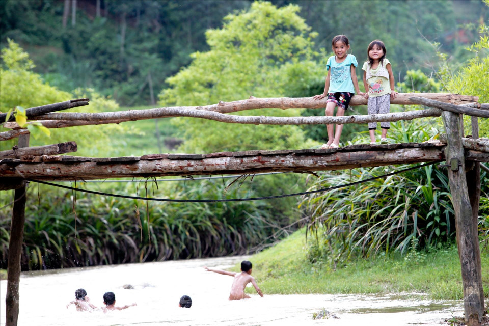 Scène paisible au bord du ruisseau à Mai Chau, province de Hoa Binh.