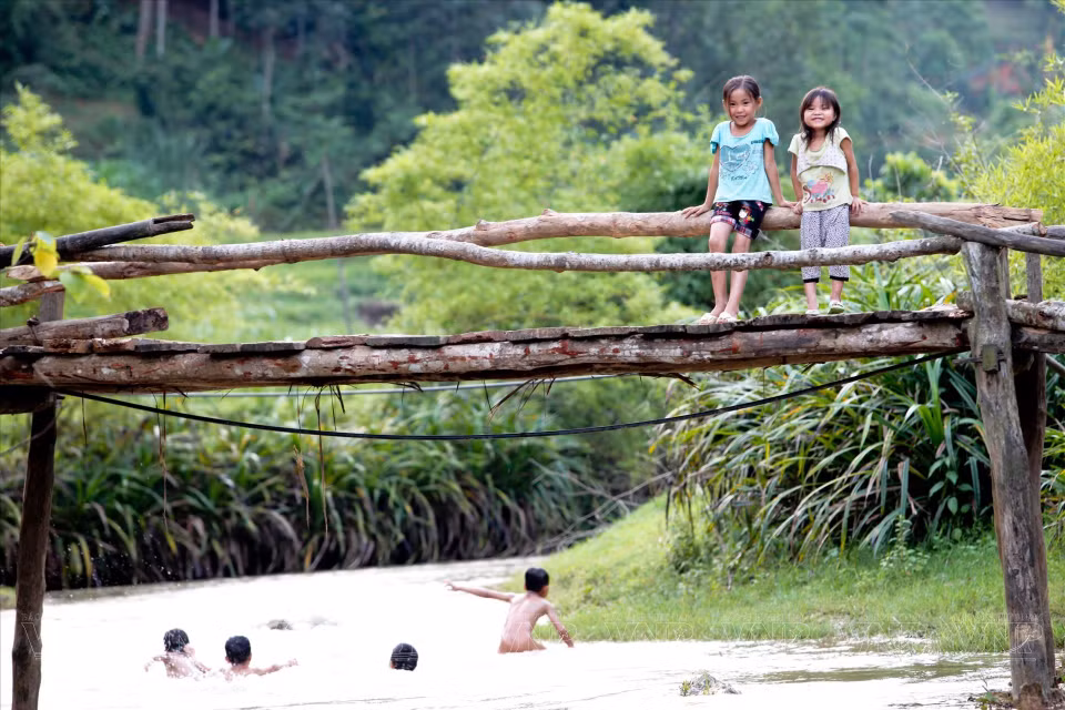 Scène paisible au bord du ruisseau à Mai Chau, province de Hoa Binh.