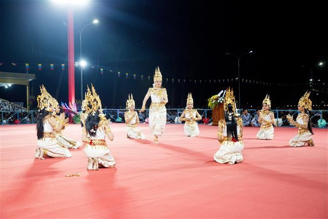 Des jeunes filles khmères exécutent des danses traditionnelles. Photo : Giang Phuong - VNA