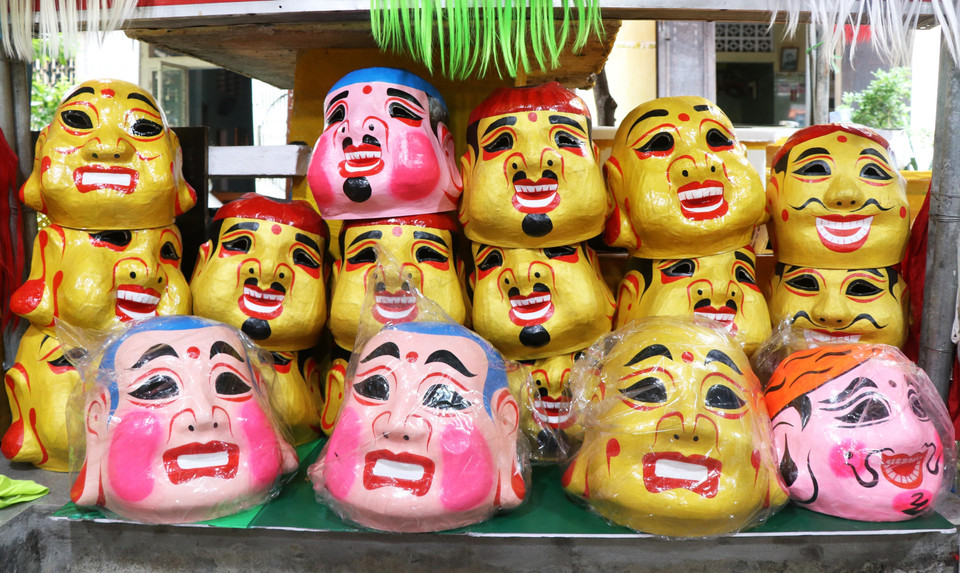 Masques du Bouddha rieur, fabriqués à la main par Truong Nhu Rem, dans le quartier de Phu Xuân à Huê. Photo: Nguyên Ly/VNA
