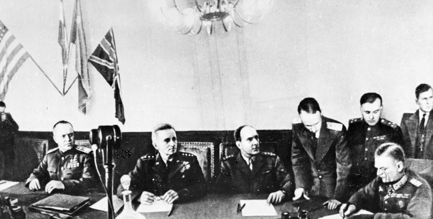 Dans la nuit du 8 mai 1945 (au matin du 9 mai, heure de Moscou), en banlieue de Berlin, l’Allemagne nazie signa l’acte de capitulation sans condition devant l’Union soviétique et les Alliés, marquant la fin de la Seconde Guerre mondiale en Europe. Photo : Archives internationales/VNA