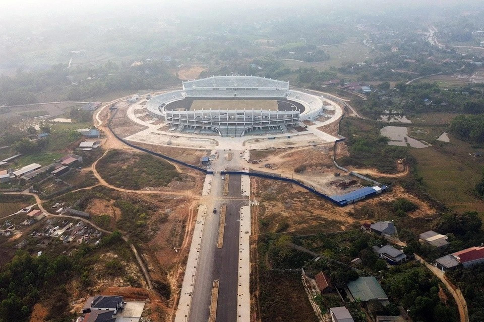 La route d'accès au stade, comportant 4 voies de circulation, est achevée. Photo: VNA