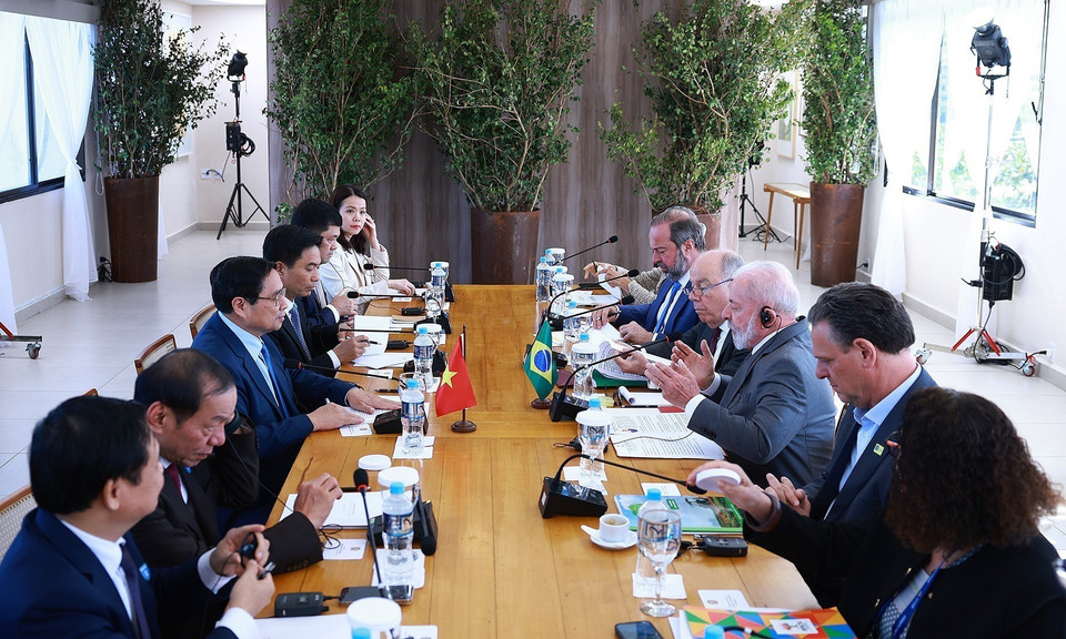 Panorama de l'entrevue entre le Premier ministre Pham Minh Chinh et le président du Brésil, Lula da Silva. Photo: VNA