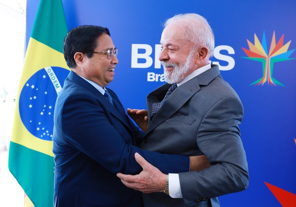 Le Premier ministre Pham Minh Chinh (gauche) et le président brésilien Lula da Silva. Photo: VNA