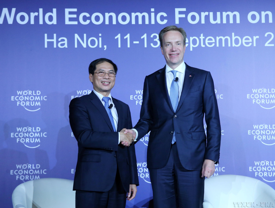 Le vice-ministre des Affaires étrangères, chef du comité d'organisation du WEF ASEAN 2018, Bui Thanh Son (gauche), et le président du WEF, Borge Brende, président une conférence de presse sur le Forum économique mondial sur l'ASEAN 2018 à Hanoi en septembre 2018. Photo : VNA