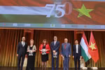 L'ambassadeur Bui Le Thai a offert le magazine spécial, publié par l'ambassade du Vietnam en Hongrie en collaboration avec Eurasia Magazine, aux invités d'honneur à l'occasion du 75e anniversaire de l'établissement des relations diplomatiques entre les deux pays. Photo: VNA