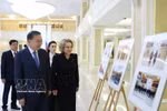 Le secrétaire général du Parti et président vietnamien, To Lam, et la présidente du Conseil de la Fédération de Russie, Valentina Matvienko, visitent une exposition de photos sur les relations entre les deux pays. Photo : VNA