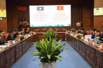 La séance de travail entre le général de corps d’armée Suvon Luongbunmi, vice-président de l'Assemblée nationale du Laos et les autorités de la province de Diên Biên. Photo: VNA