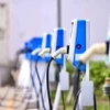 Bornes de recharge pour véhicules électriques de VinFast dans l’enceinte de l’immeuble résidentiel CT1 de l’Hôpital 103. Photo : VNA
