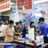Des clients règlent leurs achats au supermarché Co.op Mart situé sur l'autoroute de Hanoï, dans le quartier de Tang Nhon Phu, à Hô Chi Minh-Ville. Photo : VNA