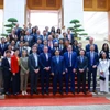 Le Premier ministre Pham Minh Chinh et les délégués lors de la rencontre. Photo: VNA