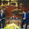 Le Premier ministre Pham Minh Chinh (à droite) et Hori Kenichi, président-directeur général du groupe japonais Mitsui. Photo: VNA