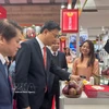 L’ambassadeur du Vietnam au Japon, Pham Quang Hieu, visite un stand présentant des fruits vietnamiens. Photo : VNA