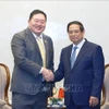 Le Premier ministre Pham Minh Chinh et Thammasak Sethaudom, président-directeur général du groupe SCG (Thaïlande). Photo : VNA