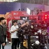Des visiteurs découvrent des technologies innovantes du cinéma lors de la Foire. Photo : VNA 