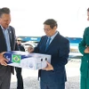 Le Premier ministre Pham Minh Chinh signe sur le premier lot de bœuf brésilien exporté vers le Vietnam. Photo : VNA