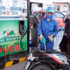 Vente de l’essence E10 dans une station-service PVOIL de la rue Thai Thinh, à Hanoï. Photo : VNA
