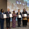 La directrice générale de l’OMC, Ngozi Okonjo-Iweala, avec des représentants de pays membres. Photo: VNA