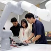 Étudiants du laboratoire de robotique de l'Université d'industrie de Ho Chi Minh-Ville. Photo : VNA