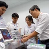 Un professeur de l'Université d'Industrie de Ho Chi Minh-Ville enseigne à des étudiants au laboratoire IoT et IA. Photo : VNA