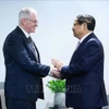 Le Premier ministre Pham Minh Chinh (à droite) et Neil Pollock, vice-président de la Chambre de Commerce et d’Industrie d’Afrique du Sud. Photo: VNA