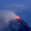 De la lave jaillit du cratère du volcan Mayon dans la province d’Albay, aux Philippines. Photo : Xinhua/VNA
