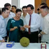 Le vice-Premier ministre Ho Quoc Dung teste le système de traçabilité des produits agricoles en scannant le code QR d'un durian. Photo : danviet.vn