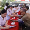 De nombreuses personnes, dont des personnes ayant rendu des services méritoires à la Révolution, bénéficient de consultations médicales et de médicaments gratuits. Photo : VNA