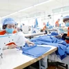 À l’horizon 2030, le secteur vietnamien du textile-habillement vise un chiffre d’affaires à l’exportation de 64,5 milliards de dollars, avec un taux de croissance annuel moyen de 6,5 à 7 %. Photo: VNA