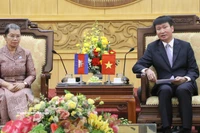 La présidente du Conseil national du Front de solidarité pour le développement de la patrie du Cambodge, Men Sam An et le secrétaire du Comité provincial du Parti de Ninh Binh, Tran Huy Tuan. Photo: VNA