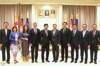 Le vice-ministre des Affaires étrangères, Nguyen Manh Cuong (5e à partir de la gauche) et le vice-Premier ministre cambodgien Neth Savoeun (6e) lors de leur rencontre à Phnom Penh. Photo: VNA