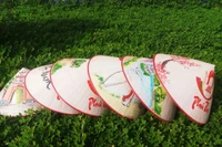 Des chapeaux coniques du village de Sai Nga deviennent un souvenir unique pour les touristes visitant ce village artisanal. Photo : langngheviet.com.vn.jpg