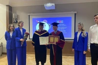 Le professeur et docteur Trân Hông Thai (droite) reçoit le titre de docteur honoris causa. Photo: VNA 