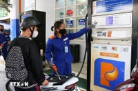 À 15 heures le 7 mars, les prix des carburants au Vietnam ont été fortement ajustés à la hausse. Photo: VNA