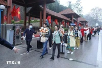 Des visiteurs chinois entrent au Vietnam via le poste frontalier Huu Nghi. Photo: Vietnam
