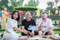 Des touristes étrangers dégustent le thé au lotus du Vietnam. Photo: VNA