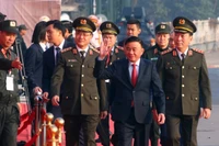 Tran Cam Tu, membre du Bureau politique, permanent du Secrétariat du Parti (au milieu) à la cérémonie de déploiement des forces afin d’assurer la sécurité absolue du XIVᵉ Congrès national du Parti. Photo: VNA